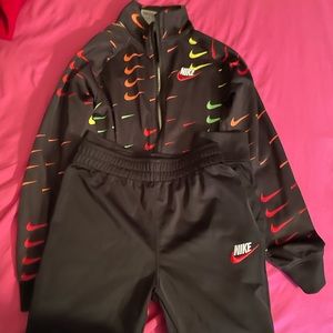 Unisex Kid Nike Tracksuit with multicolor checks… Size 7